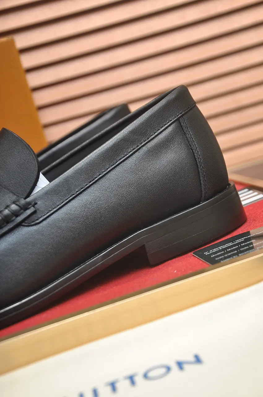 Men's men's shoes 💰560💶 [LV] (original single cowhide lining) 🍀LV's latest genuine leather business suit shoes are launched simultaneously on the official website. The first-layer cowhide imported from Italy is made of heavy gold, 💥1:1 rubber outsole from the official website. Versatile to wear, high-end without losing class, and the color combination is extraordinary. This four-season style is alluring when worn on your feet, showing off your big-name flair. Standard code 38-44 (45 customized)